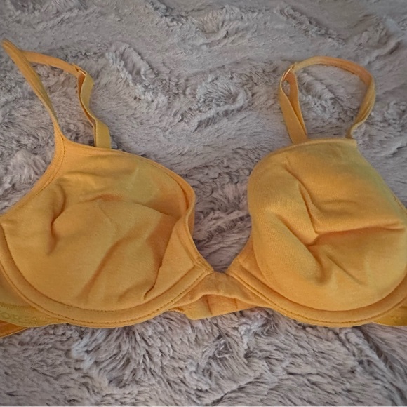 NWOT VICTORIA’S SECRET LIGHTLY LINED PLUNGE BRA (34A) - Picture 1 of 3